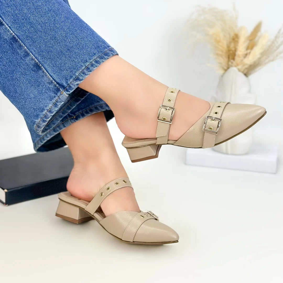 Tacon bajo estilo sandalias beige